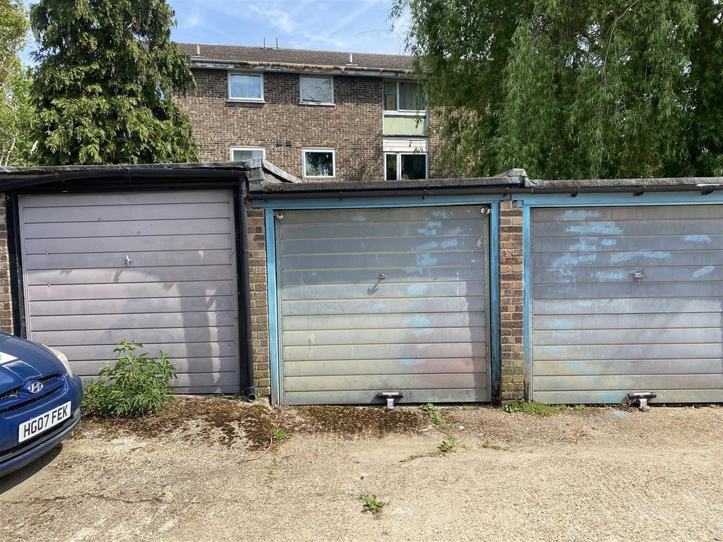 Property photo 1 of 4 Garage Oakley Close 2.Jpg