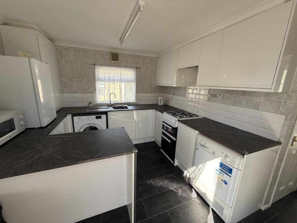 Property photo 2 of 11 Kitchen