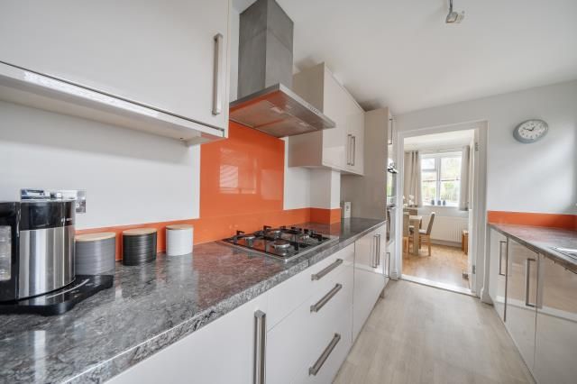 Property photo 3 of 11 Kitchen