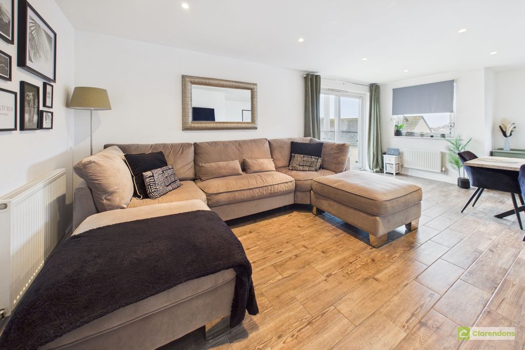 Property photo 2 of 19 Cam02528G0-Pr0450-Still015