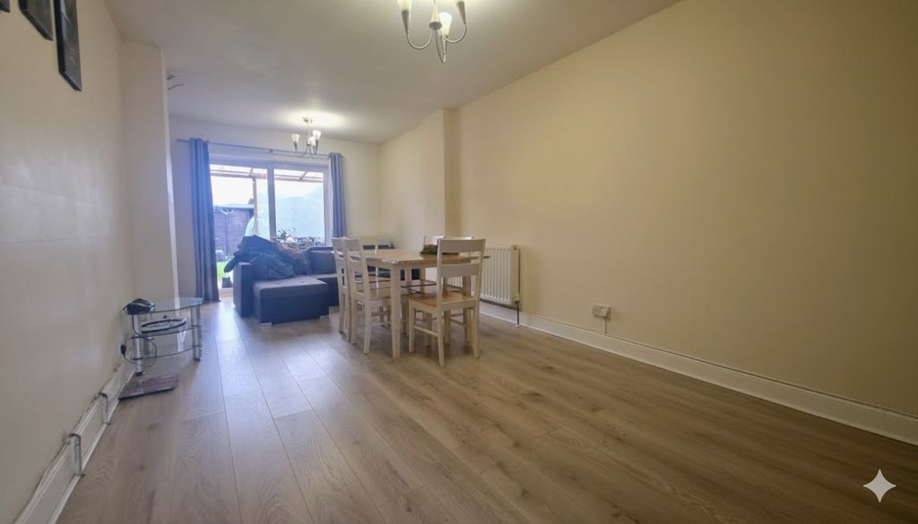 Property photo 2 of 15 Lounge