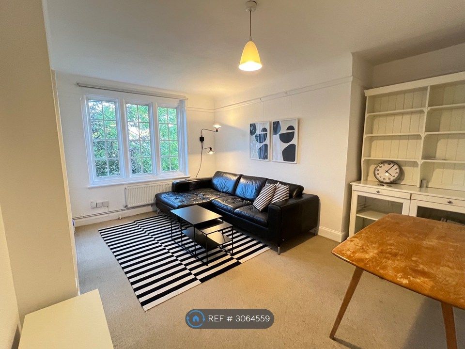 Property photo 1 of 17 Living Room