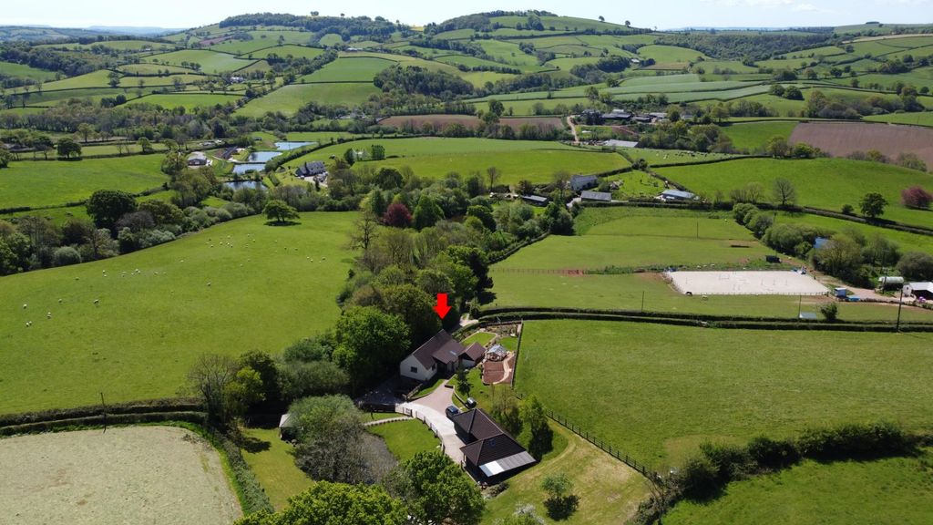 Property photo 2 of 24 Farleigh Barn