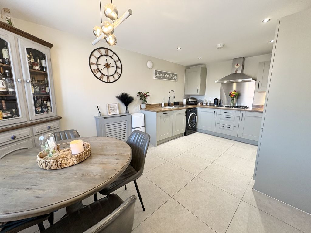 Property photo 2 of 28