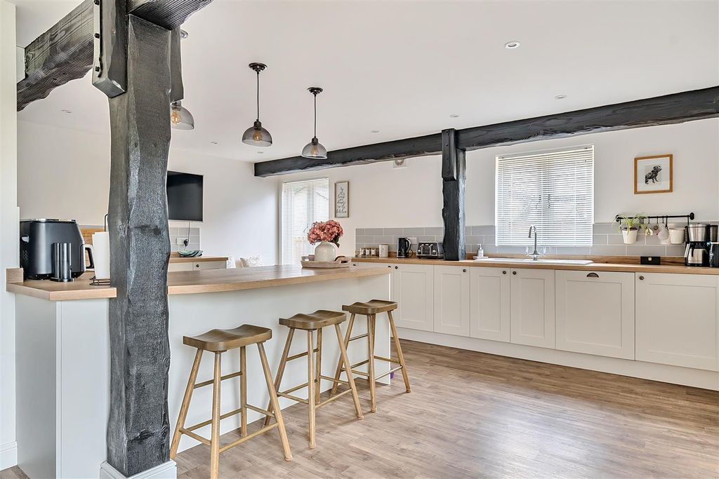 Property photo 2 of 21 1364429-13-68F7B9Ef564B3.Jpg