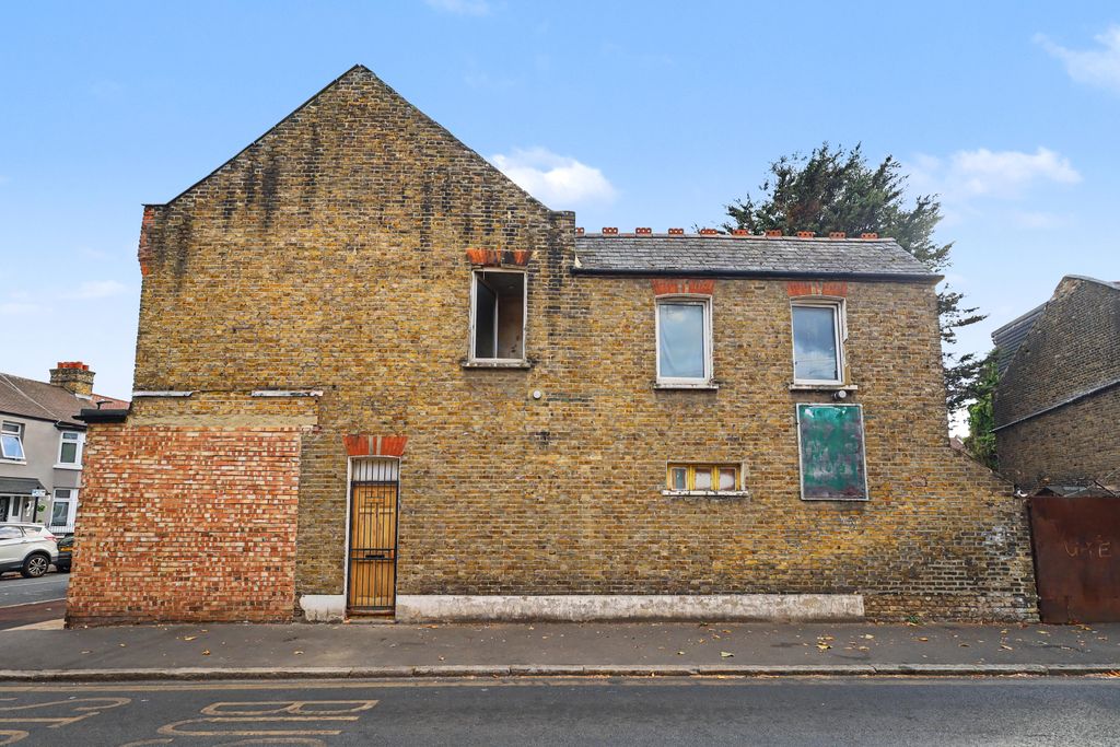 Property photo 1 of 22 187 Charlemont Road, East Ham, London, E6 6Ag