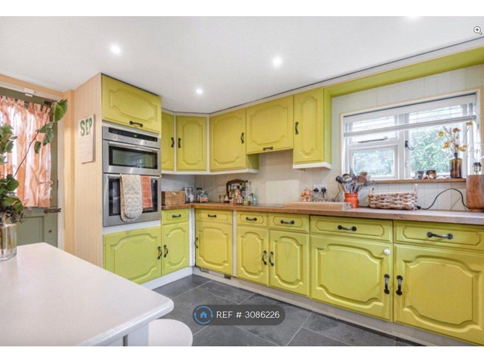 Property photo 2 of 11 Kitchen