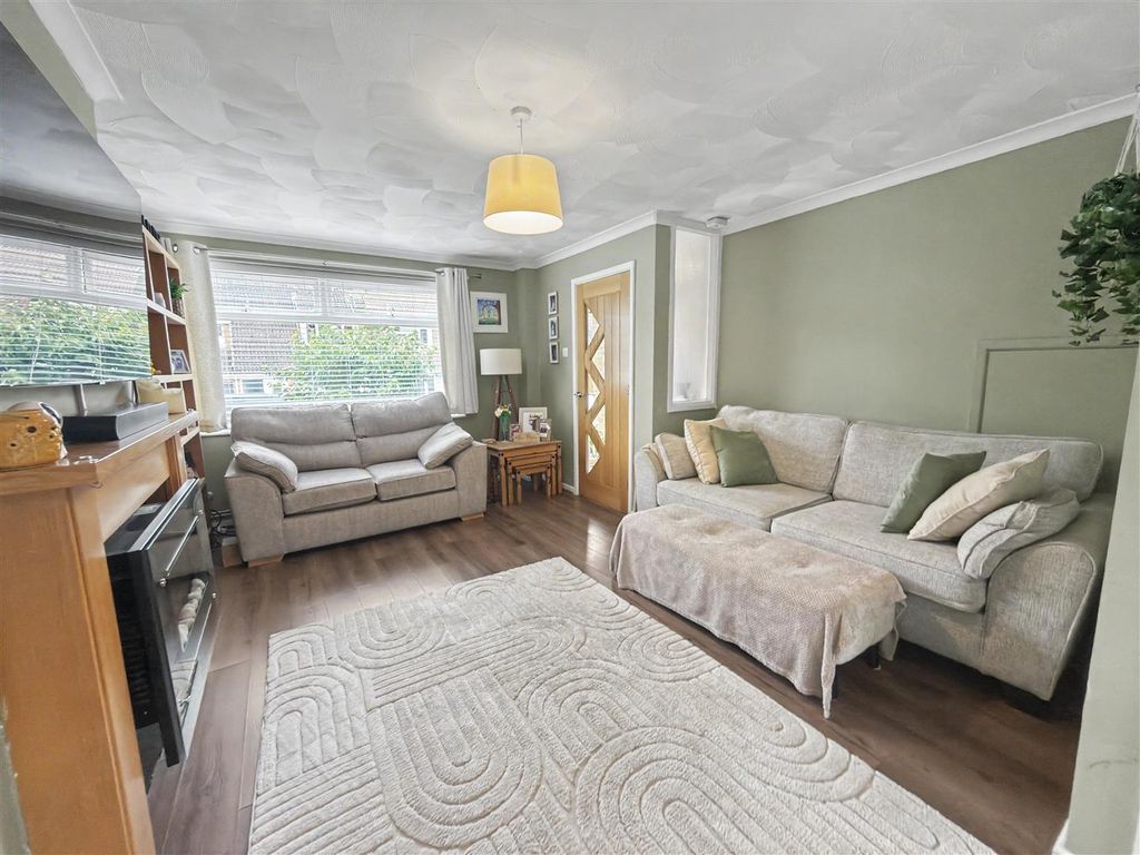 Property photo 3 of 13 Lounge