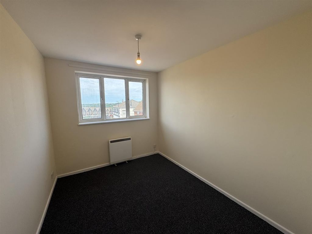 Property photo 3 of 9 Bedroom 2 (1/2)