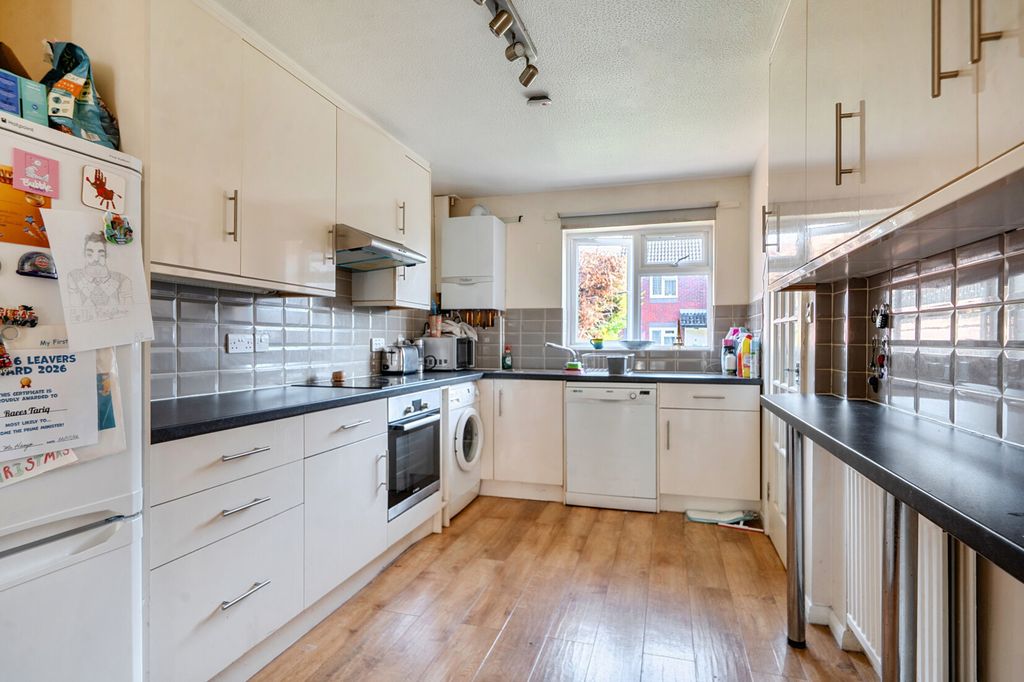 Property photo 3 of 10 Kitchen