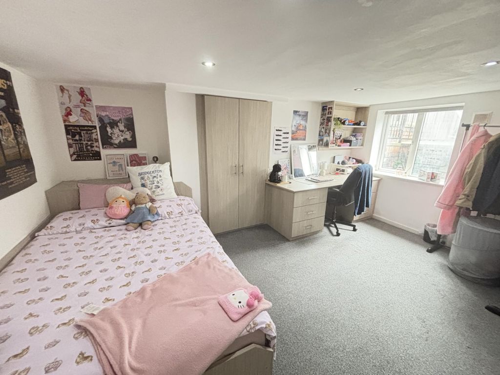 Property photo 2 of 27 Bright, Well-Kept Double Bedroom With A Comfortabl...