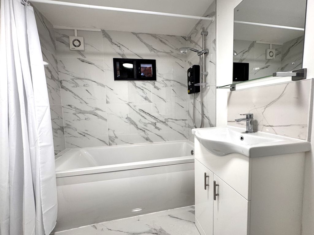 Property photo 3 of 9 Bathroom