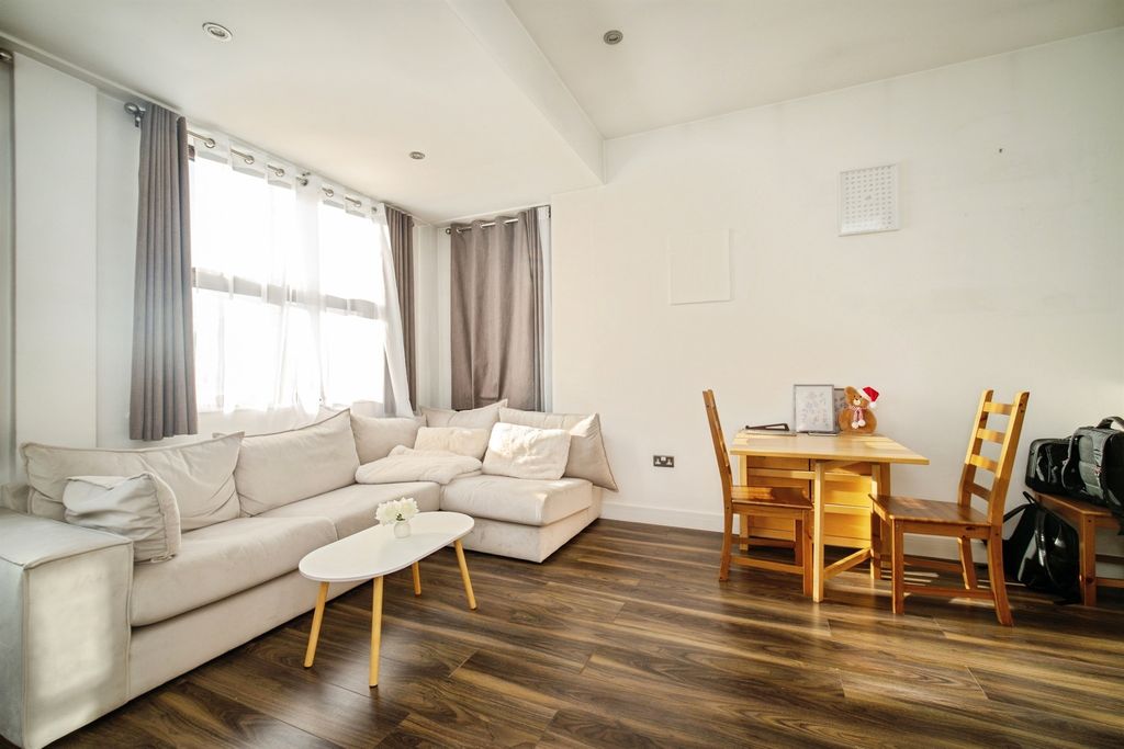 Property photo 3 of 8