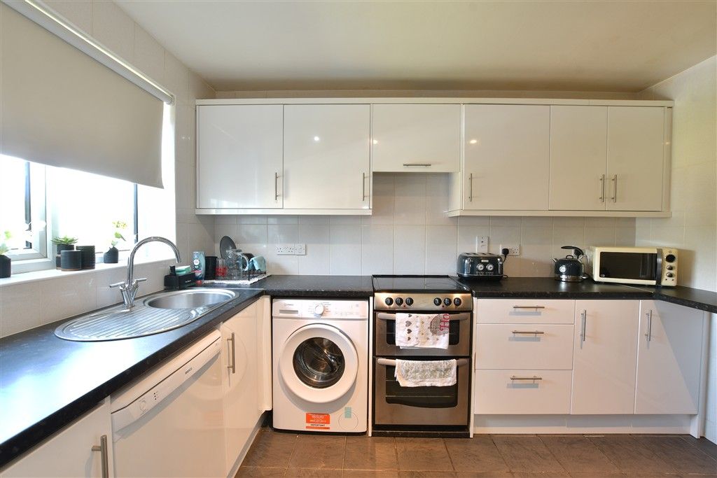 Property photo 3 of 8 Kitchen