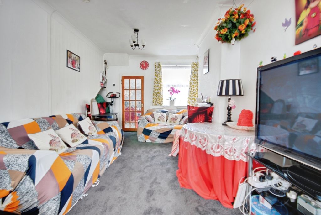 Property photo 3 of 9 Pbox-Living_Room-307320.Jpg