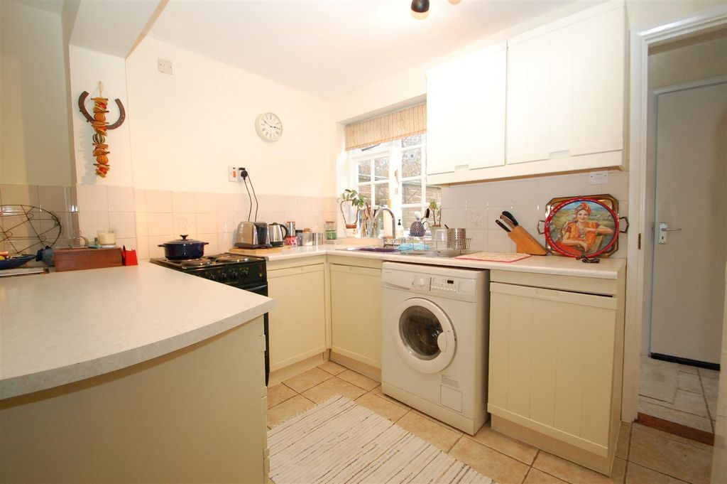 Property photo 3 of 8 Kitchen