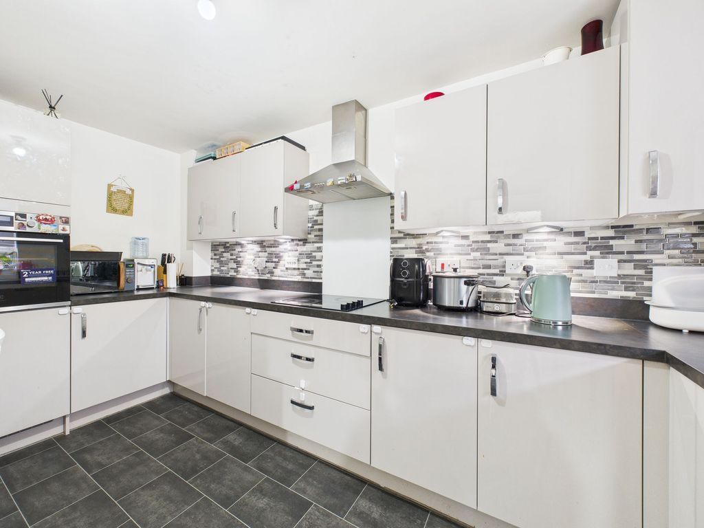 Property photo 3 of 11 Kitchen