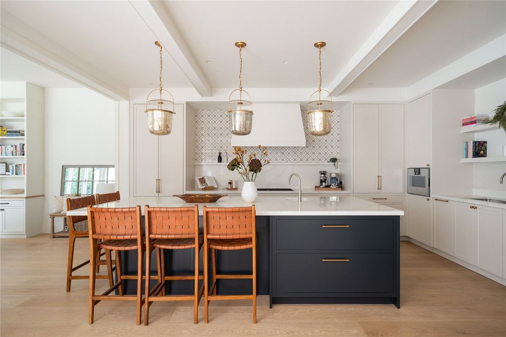 Property photo 2 of 18 Kitchen