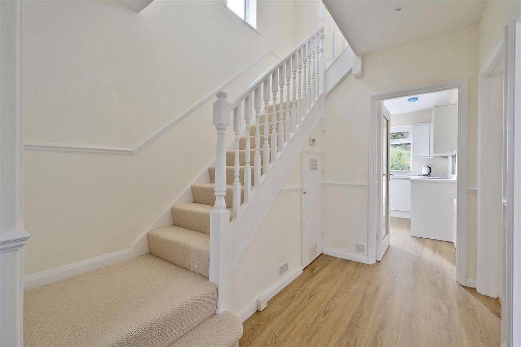 Property photo 3 of 15 Downs Way Close, 23-1.Jpg