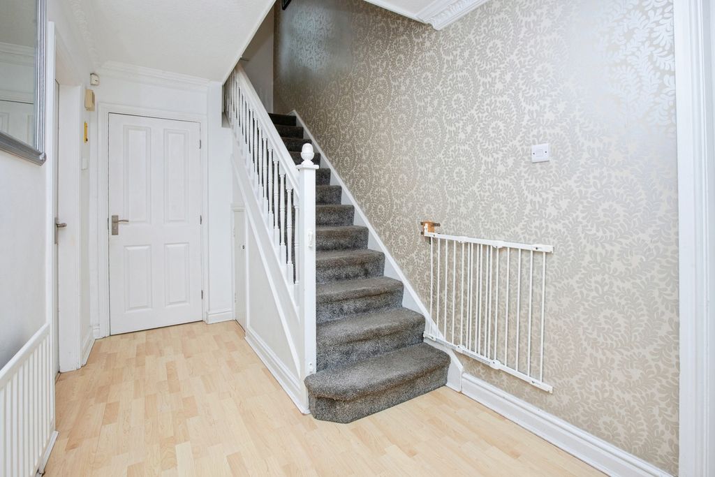 Property photo 3 of 24 Entrance Hall