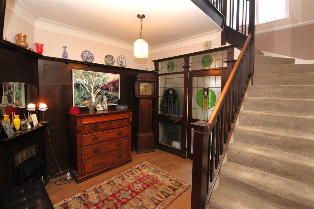 Property photo 3 of 25 Entrance Hallway