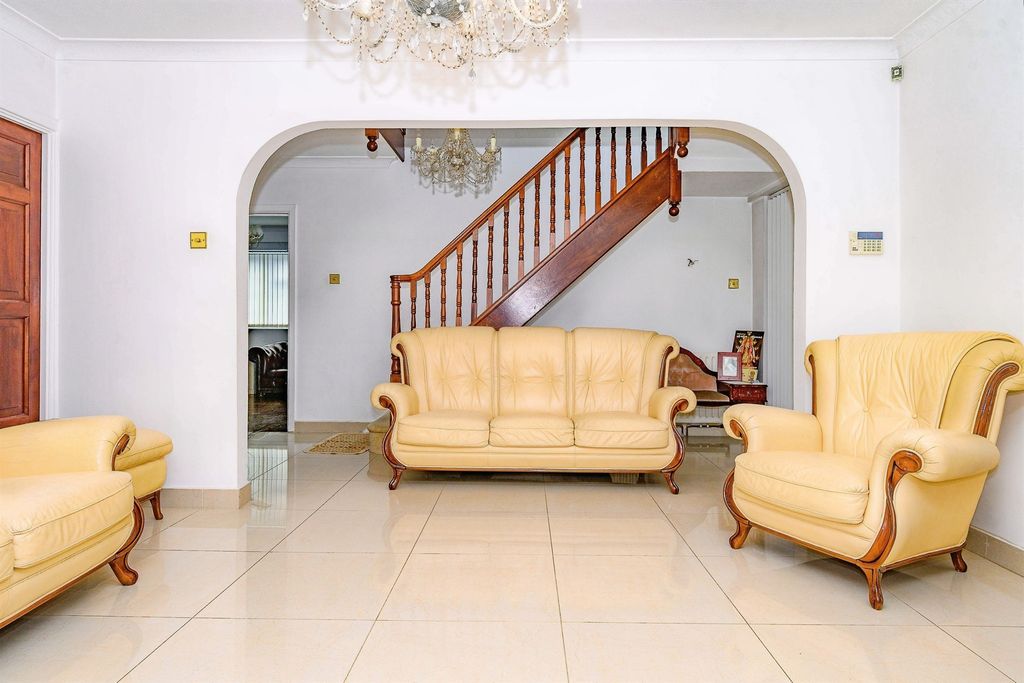 Additional image 16 of 6 bed detached house for saleRingwood Road, Luton LU2