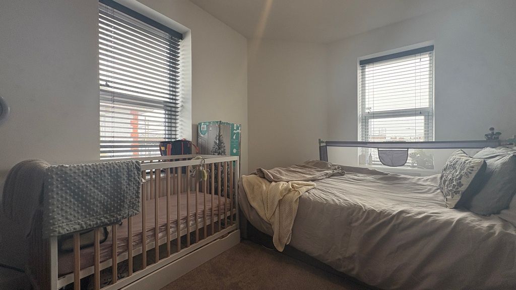 Property photo 2 of 4 Bright, Neutral Double Bedroom With Two Windows, S...