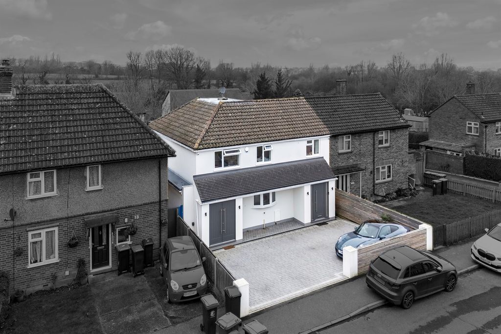 Property photo 1 of 28 Queens Road