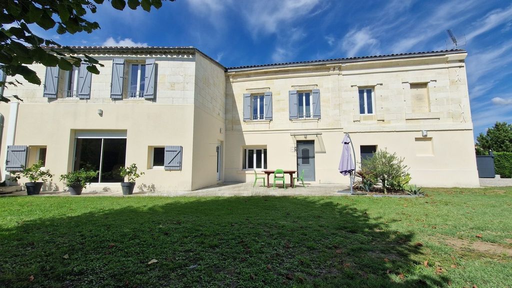 Property photo 1 of 12 House For Sale In Saint-André-De-Cubzac