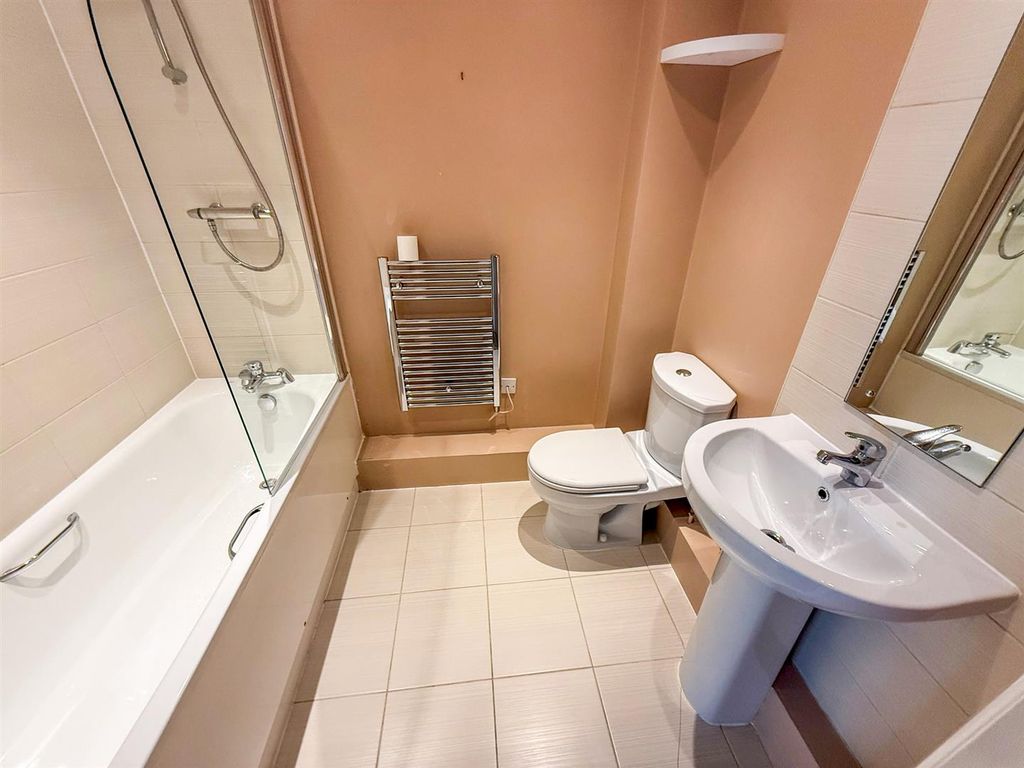 Property photo 3 of 7 Bathroom