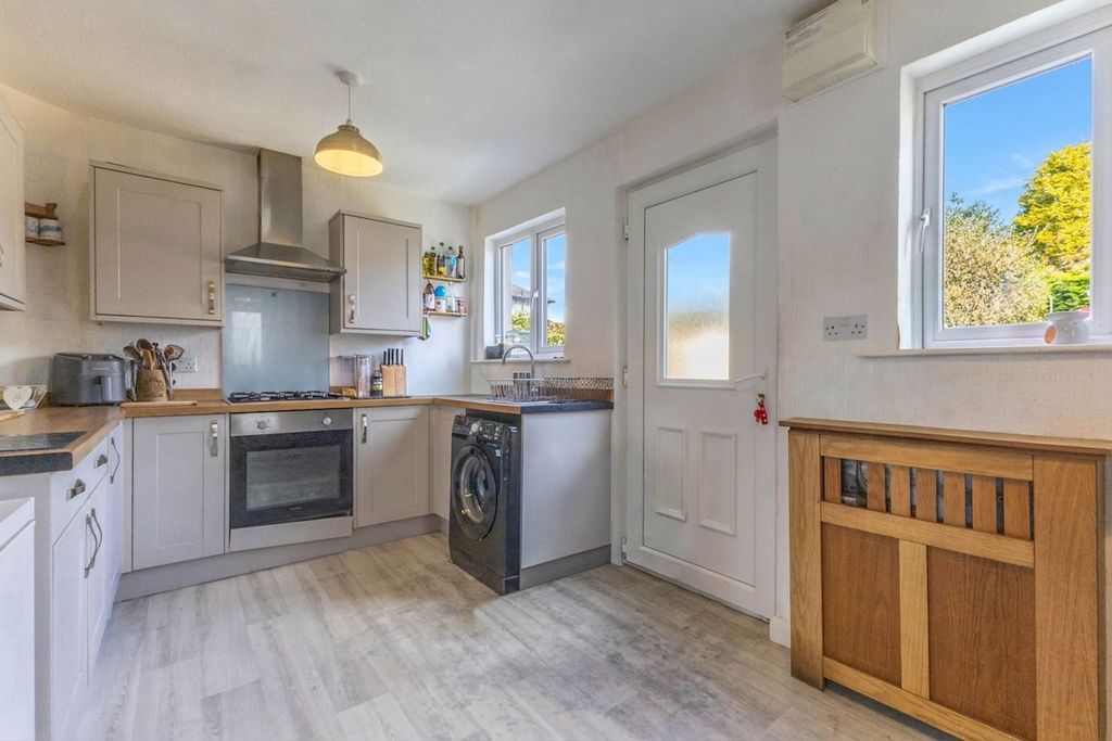 Property photo 2 of 11 Kitchen