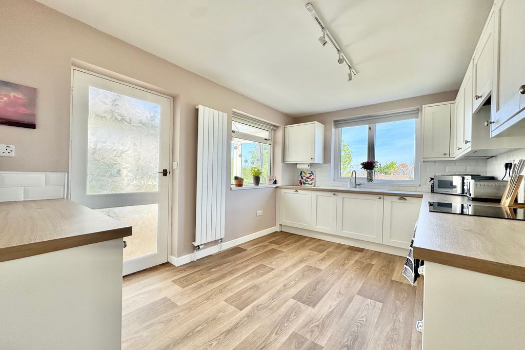 Property photo 3 of 18 Kitchen