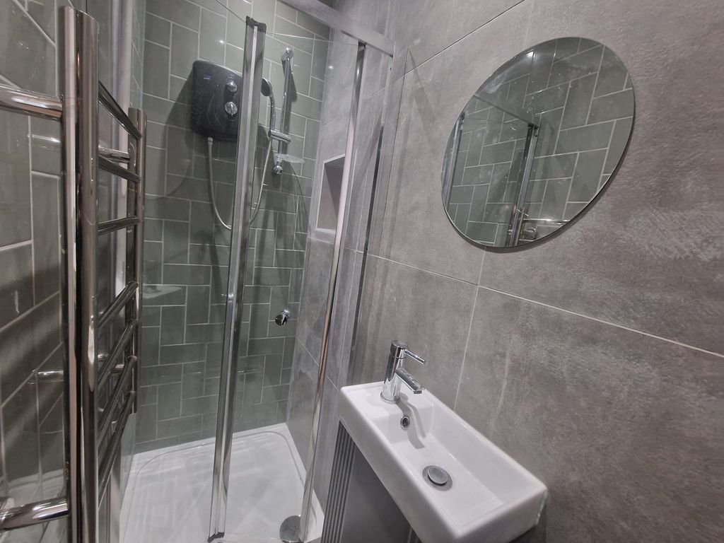 Property photo 2 of 3 En-Suite Shower Room
