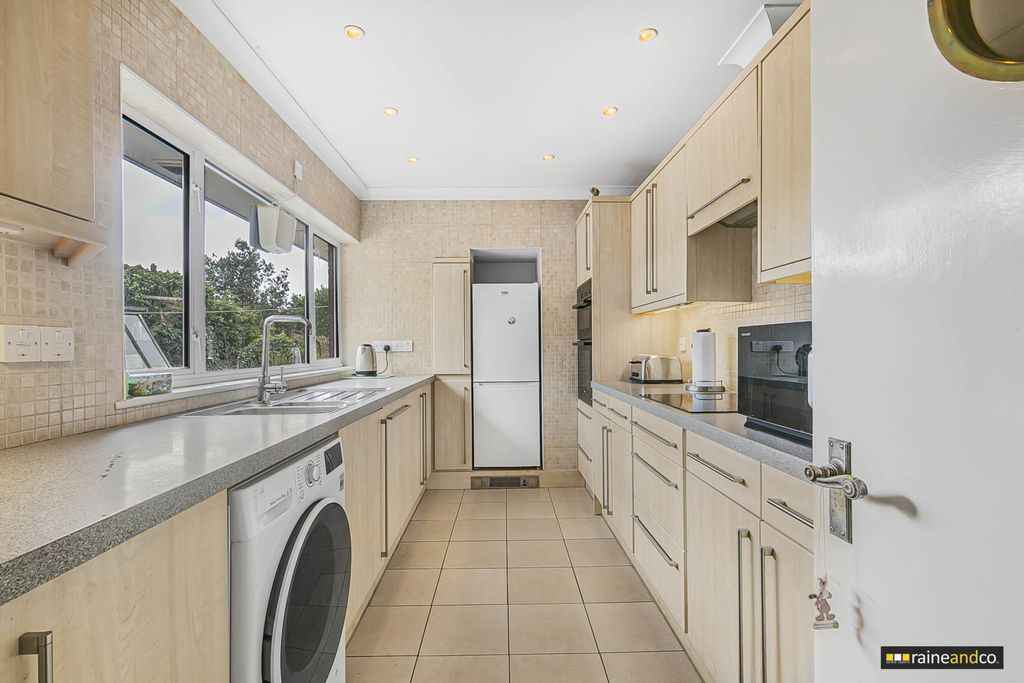 Property photo 3 of 25