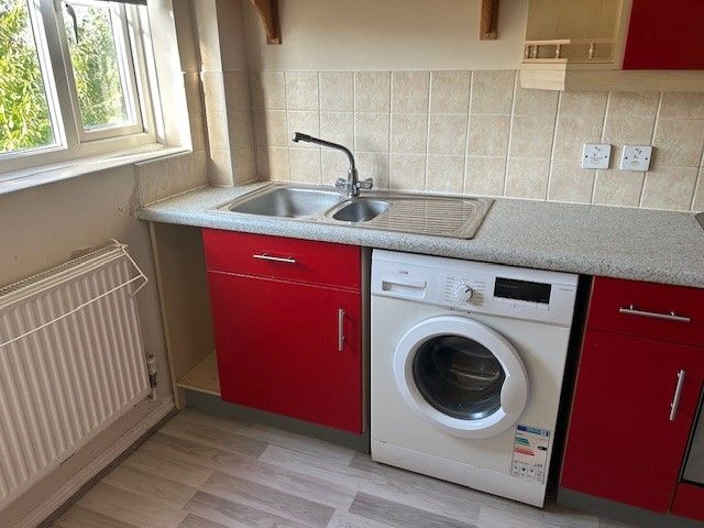 Property photo 3 of 8 Kitchen 1