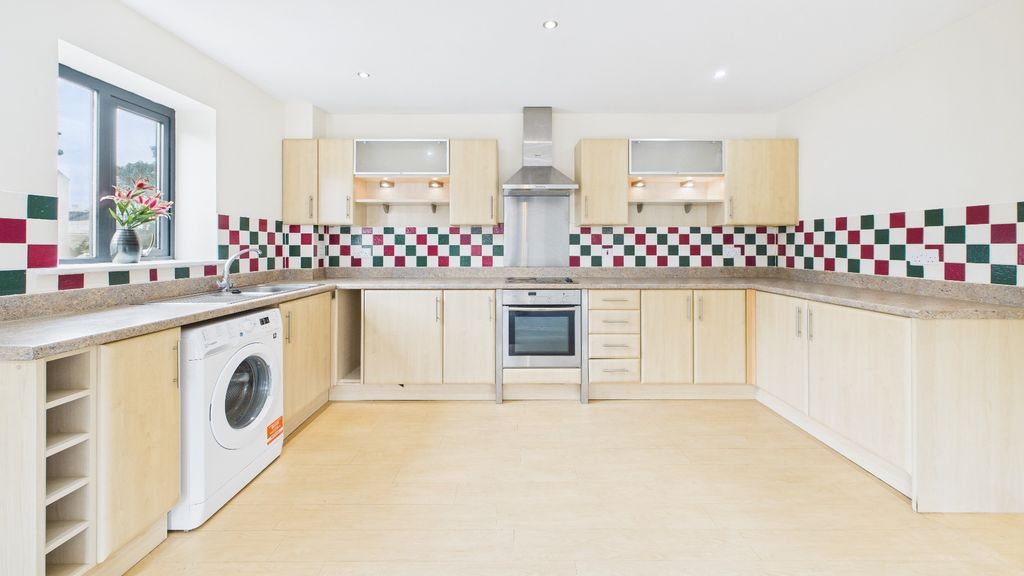 Property photo 3 of 17 4036956