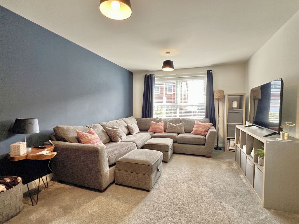 Property photo 2 of 21 Living Room