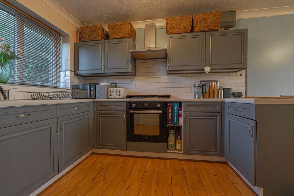 Property photo 3 of 37