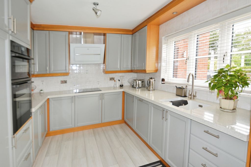 Property photo 2 of 18 Kitchen (2)