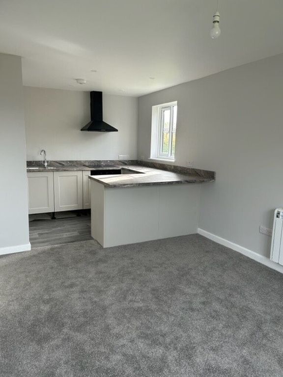 Property photo 3 of 8 Kitchen-Lounge