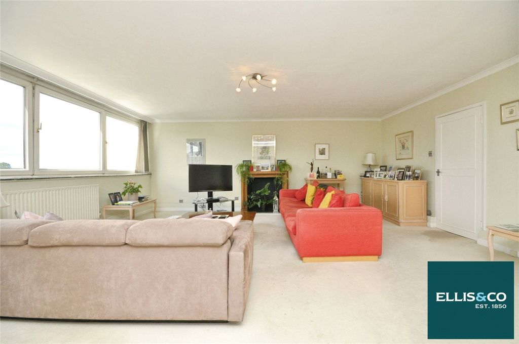 Property photo 2 of 16 Picture No. 12