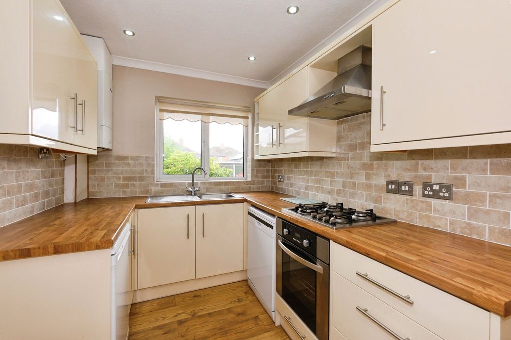 Property photo 2 of 10 Kitchen