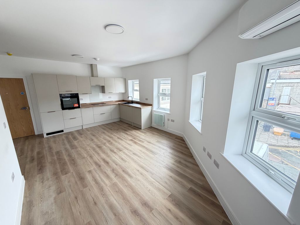 Property photo 2 of 8 9