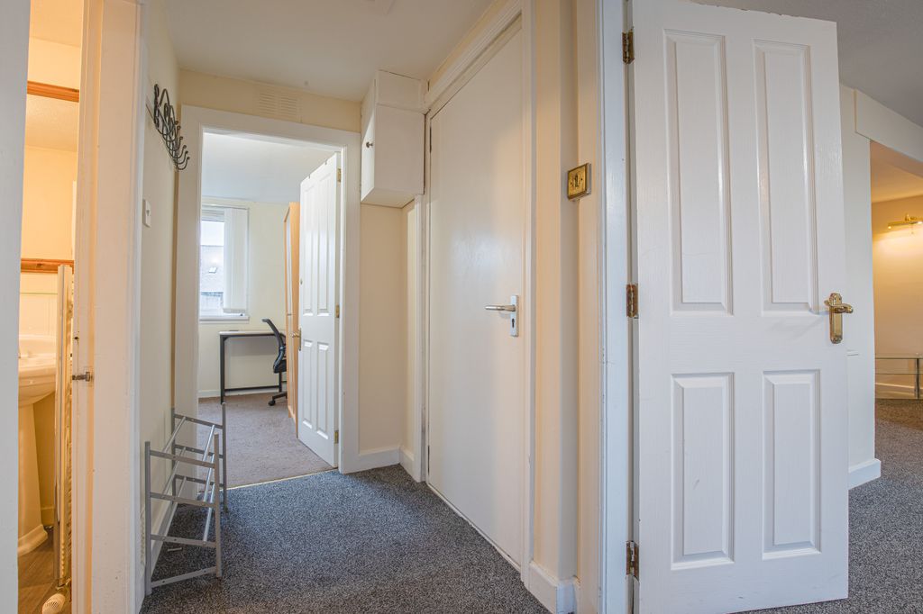 Property photo 2 of 12 Hallway1