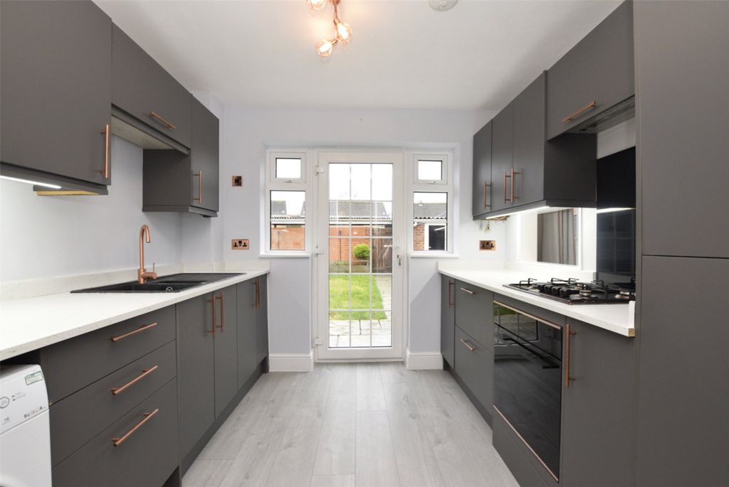 Property photo 2 of 10 Kitchen