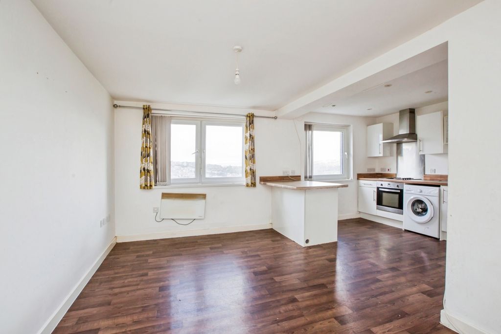 Property photo 2 of 17 Lounge / Kitchen