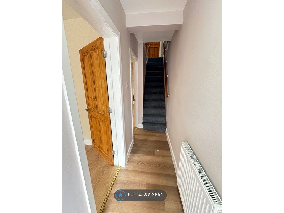 Property photo 2 of 17 Ground Floor Landing