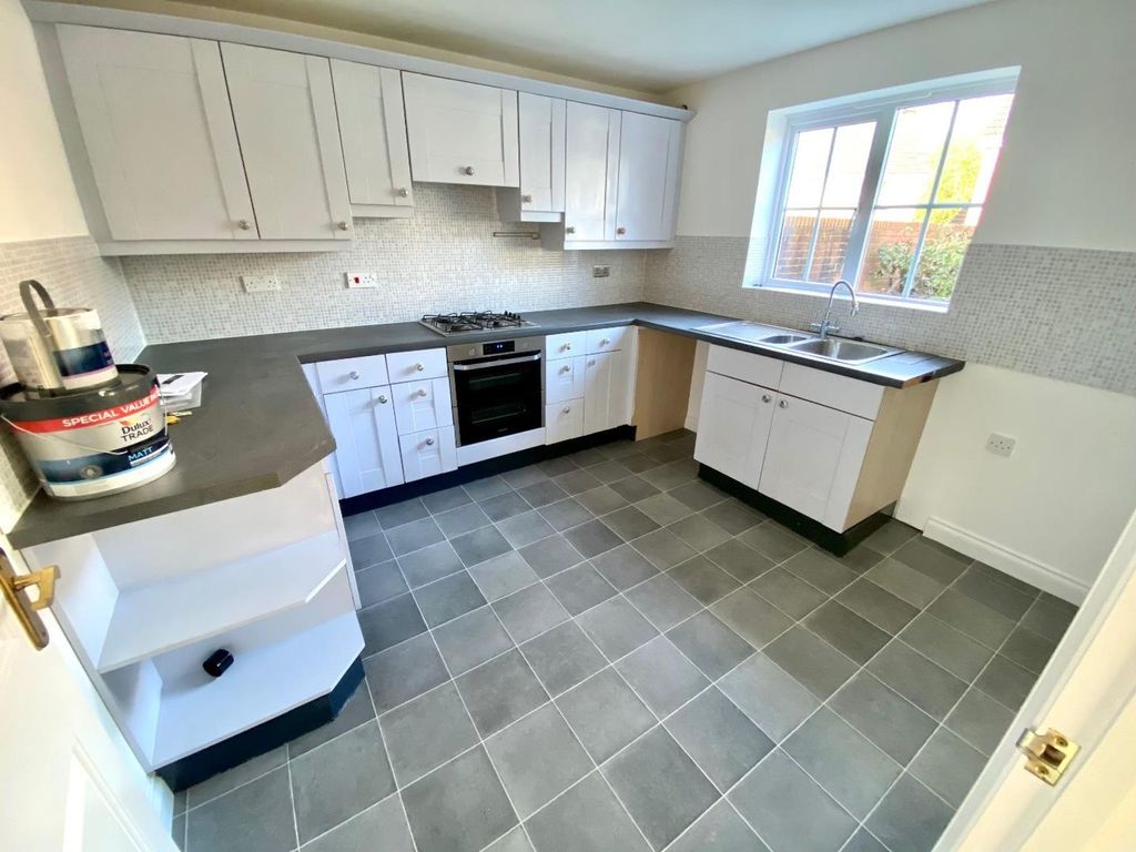 Property photo 3 of 18 Kitchen