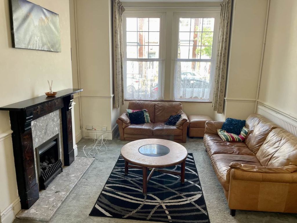 Property photo 1 of 20 Lounge