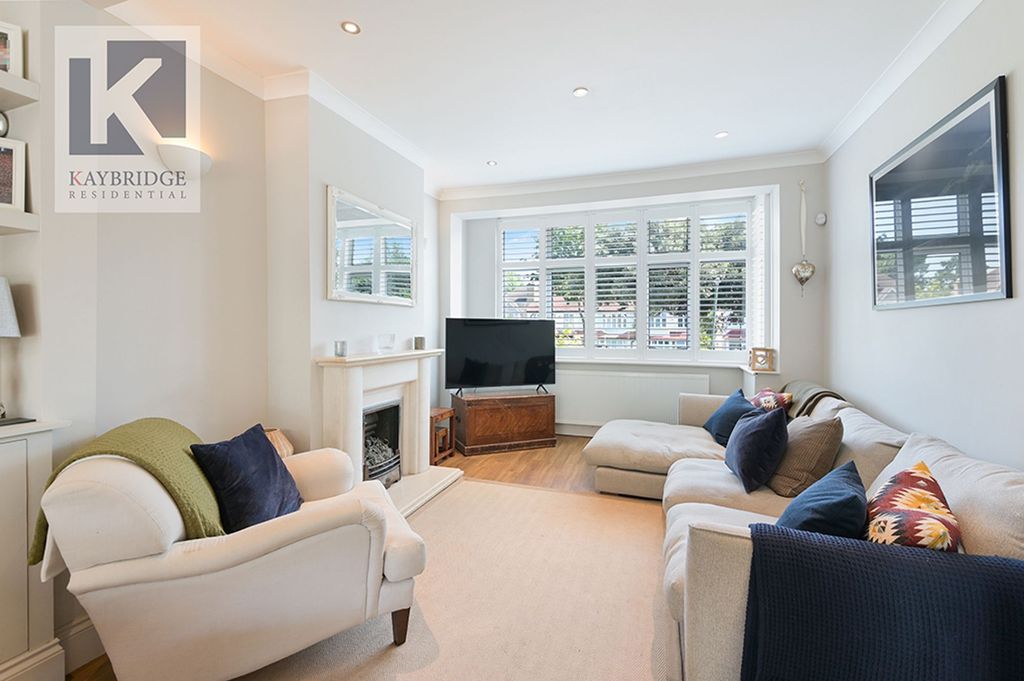 Property photo 2 of 17 Bridgewood Road, Worcester Park - Kt4 8Xs